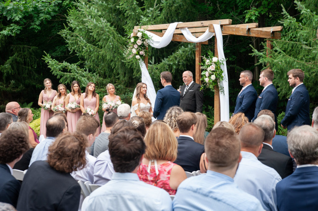 outdoor wedding ceremony at Ravines Golf Club